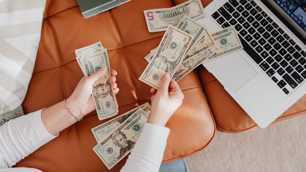 How a Freelance Portfolio With No Experience Helps You Reach Your First Income